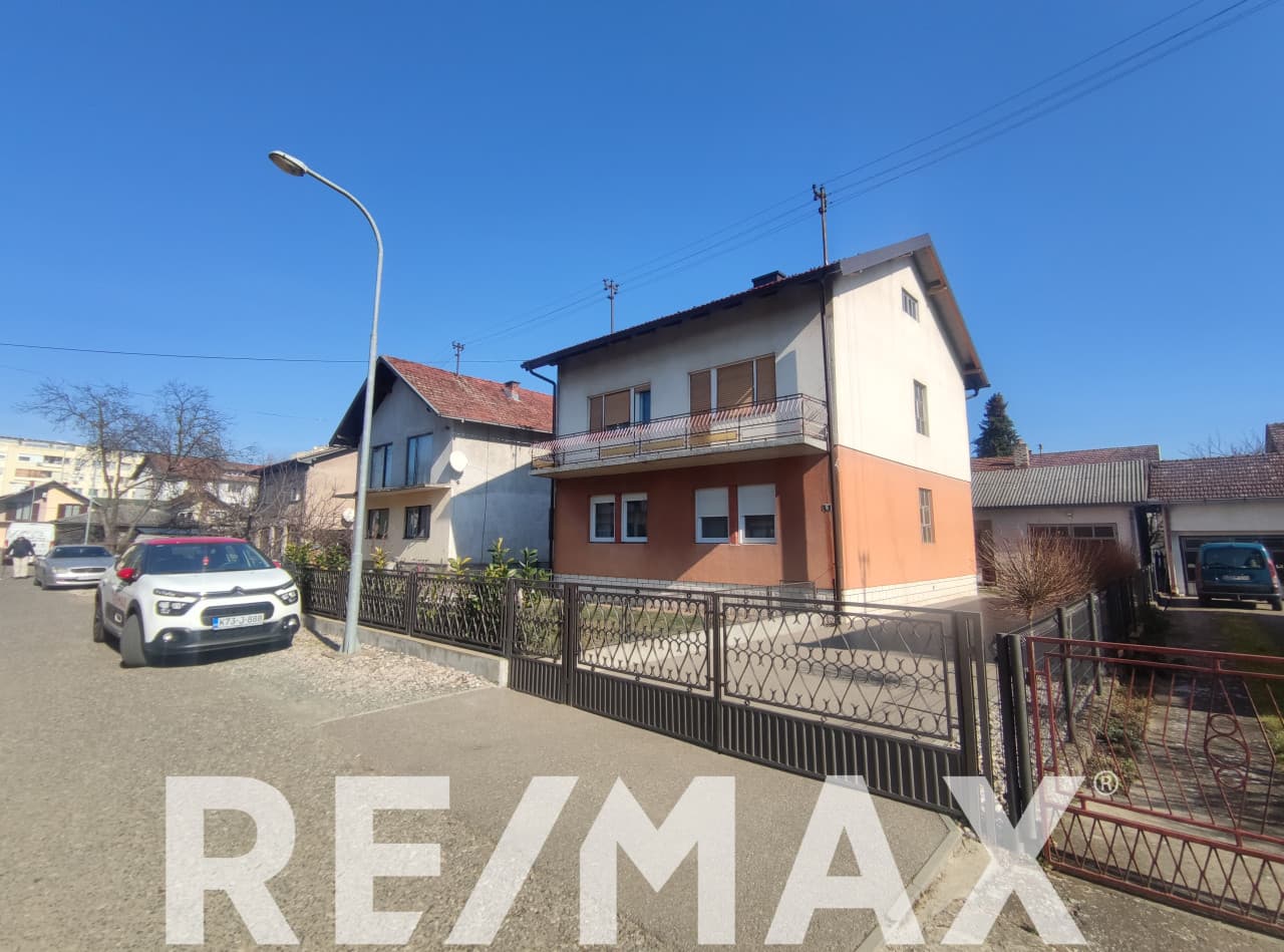 Kuća u Gradišci, dvorišni objekat, 2 garaže, plac 474m2