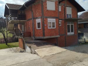 Prodaja kuce- BL-centar-1 sprat useljiv-2 u roh bau fazi)