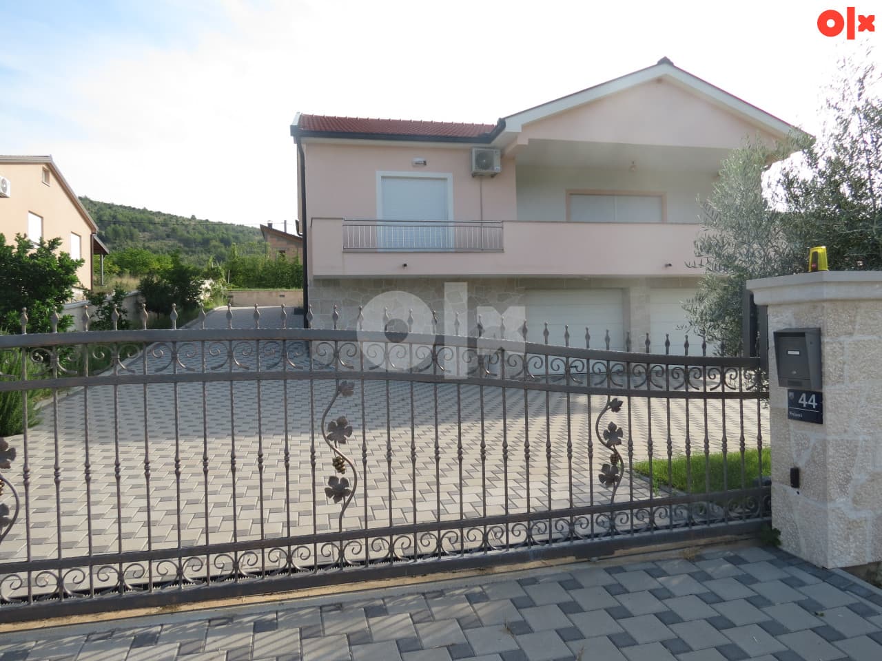 ALMENA/Novosagrađena vila sa bazenom na prodaju