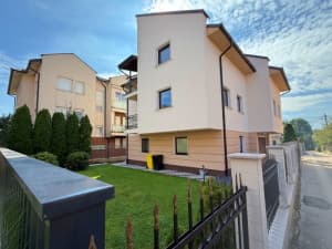 Uknjižena kuća sa dvorištem na dobroj lokaciji, Vojničko polje