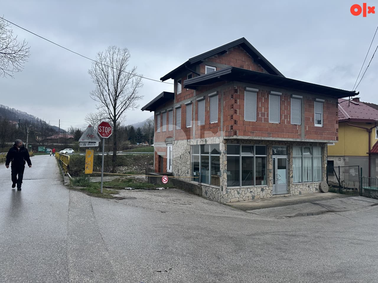 Kuća sa poslovnim prostorom Semizovac- Svrake