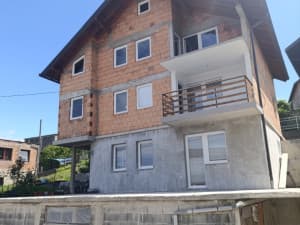 Kuća sa tri odvojena stana po 80m^2 - Hadžići