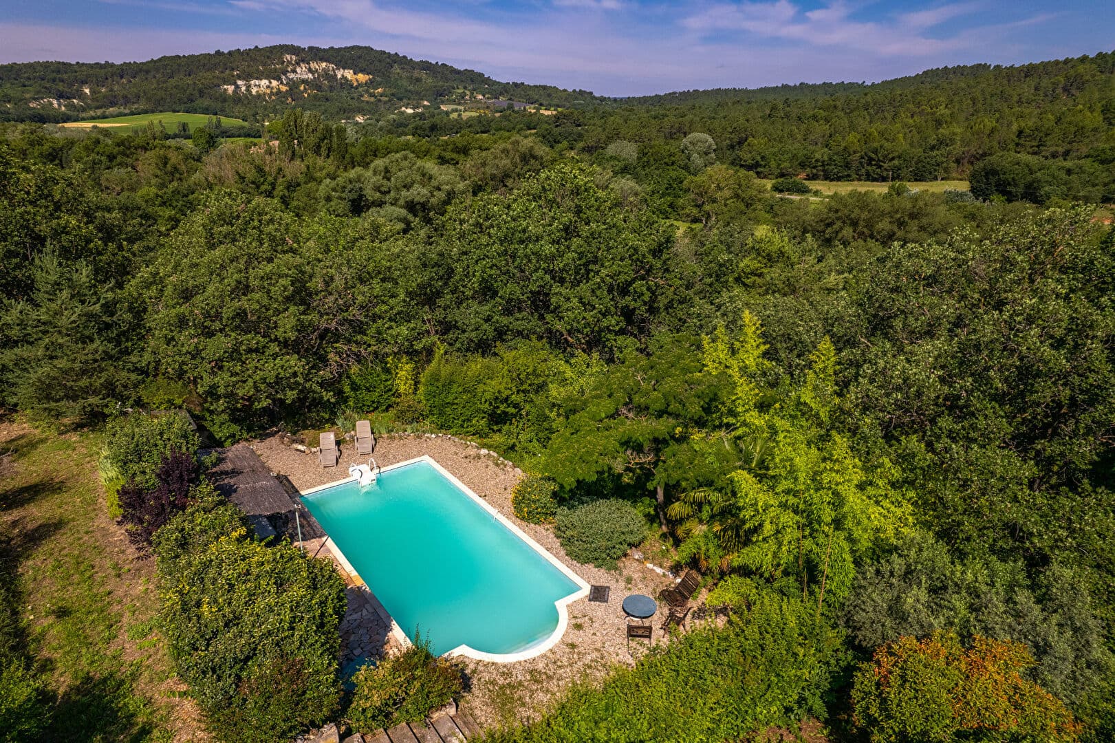Mas en pierre  383m2 dans un écrin de verdure avec piscine
