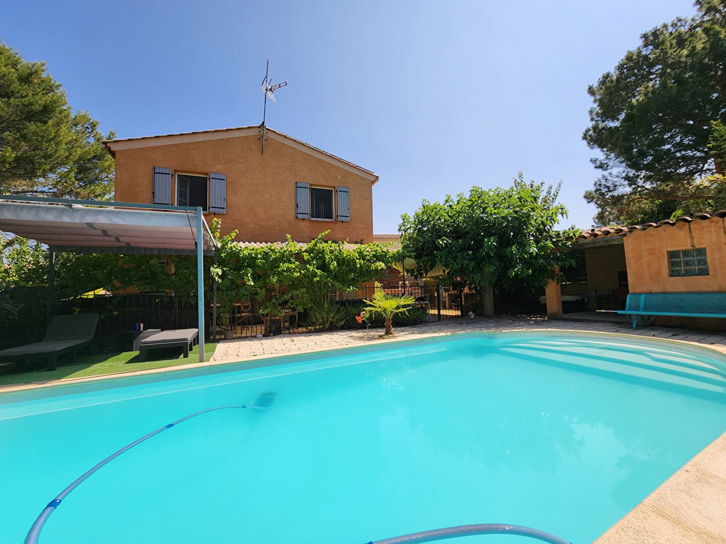 PERTUIS Maison  7 pièce(s) 163 m2 avec garage et piscine.