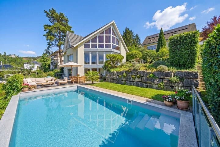 ZEITLOSES ARCHITEKTENHAUS MIT POOL UND EINLIEGERWOHNUNG