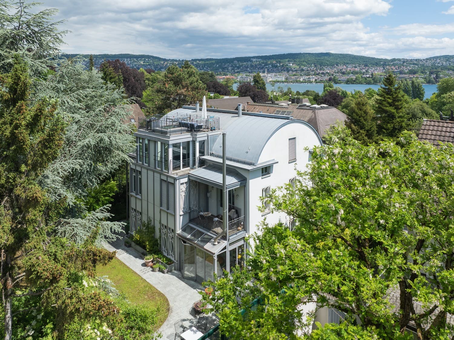 350 m² Privatgarten mitten in Zürich — Gartenwohnung mit einzigartigem Charakter