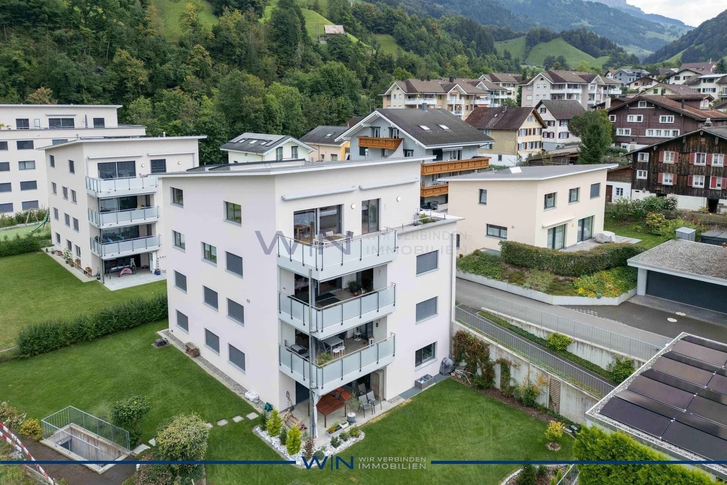 Erhöht über dem Dorf, freier Blick ins Reusstal