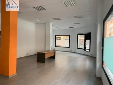 Local comercial en Avenida de la Guardia Civil