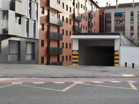 Almacén en calle de Julián Gayarre, 10