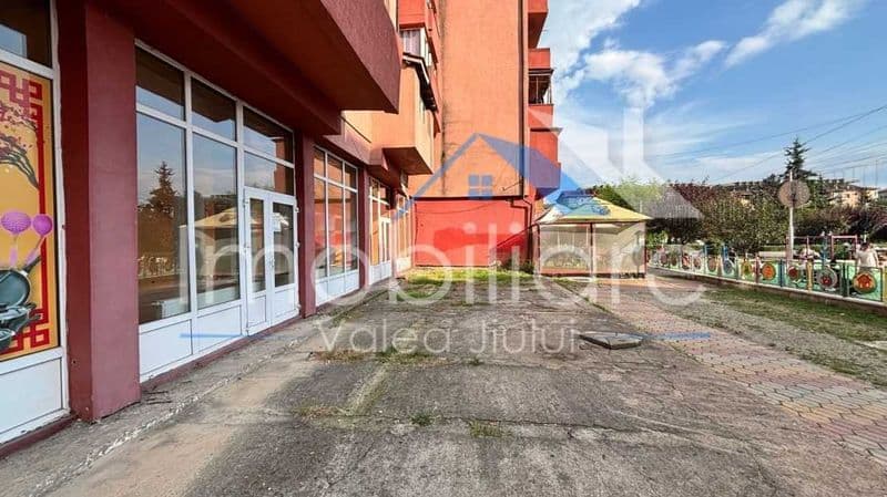 Spatiu comercial de inchiriat - Petrila | Str. Republicii | 407 mp utili | Vitrine mari