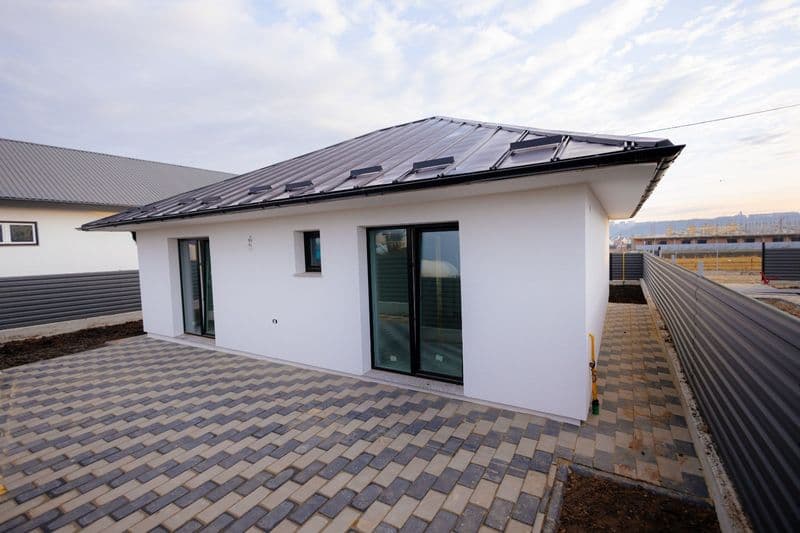 Vand  casa individuala la cheie complet mobilata 350mp teren