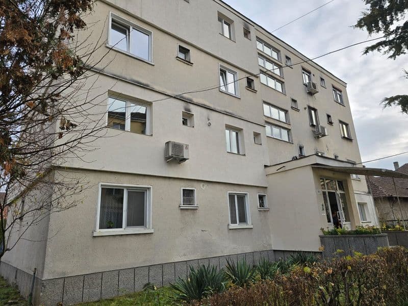 Proprietar vând apartament decomandat 3 camere 90 mp zona Spital Brad