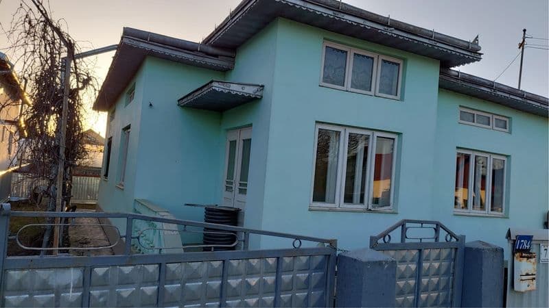 Vand casă in Dumbraveni, jud Suceava,  103 mp si teren 355mp central Str Eugen Lovineacu nr 7.
