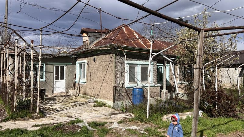 Vand casa din paianta, S 100 mp, teren intravilan 3200 mp, Poiana Varsaturii, com. Jaristea