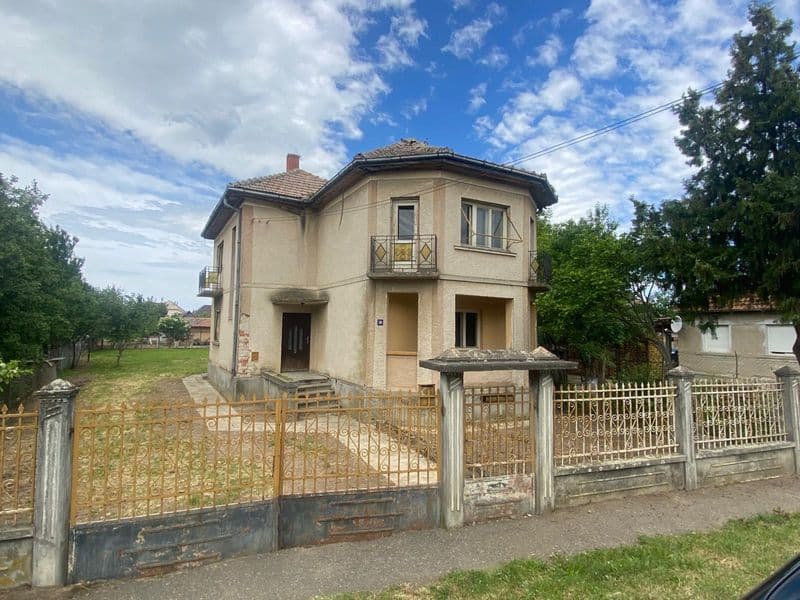 Casă cu etaj 169 mp, teren 765 mp, zonă centrală Odoreu