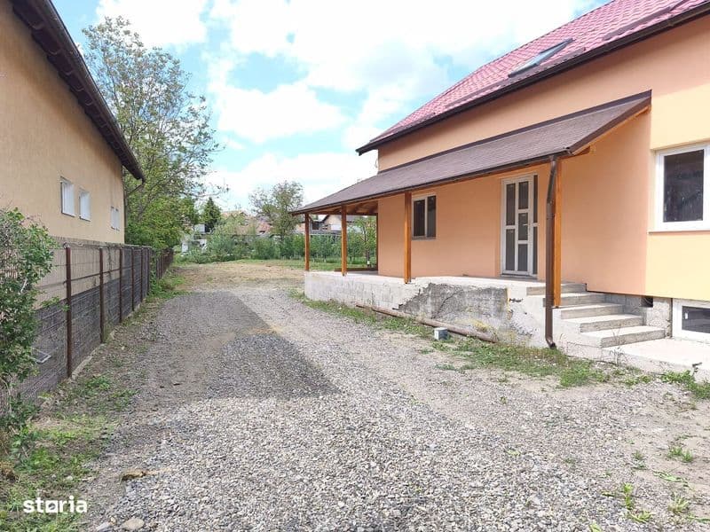 Casa cu etaj semifinisata 150 mp, teren 1100 mp in Ernei