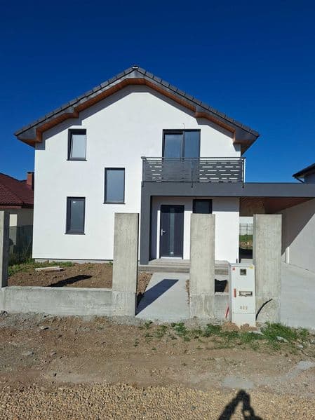 Casă nouă P+M în Mărtinești –cu 3 camere+living, parcare acoperita și teren 450mp