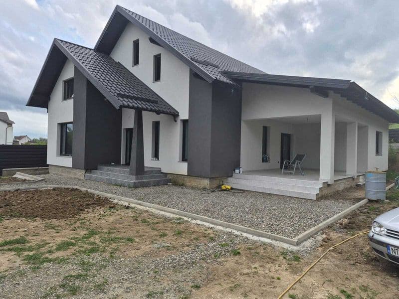 Casă parter 240mp + teren 900mp – Târgu Neamț