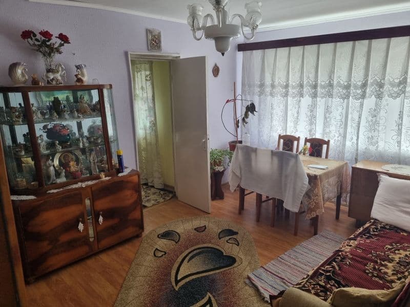 Vând apartament 2 camere semidecomandat 40 mp etaj 2/4 in Dorohoi cartier Plevna aleea Marului