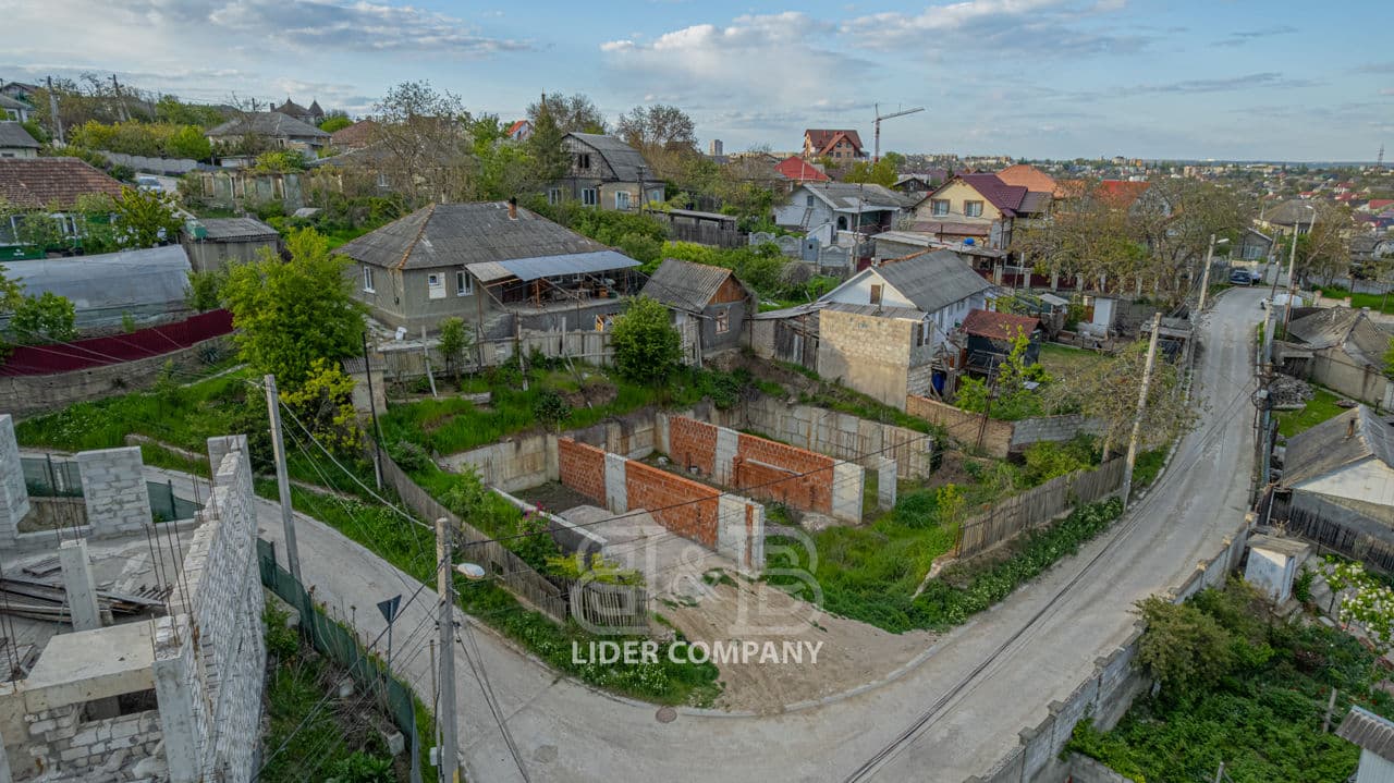 7 ari, Teren pentru construcții