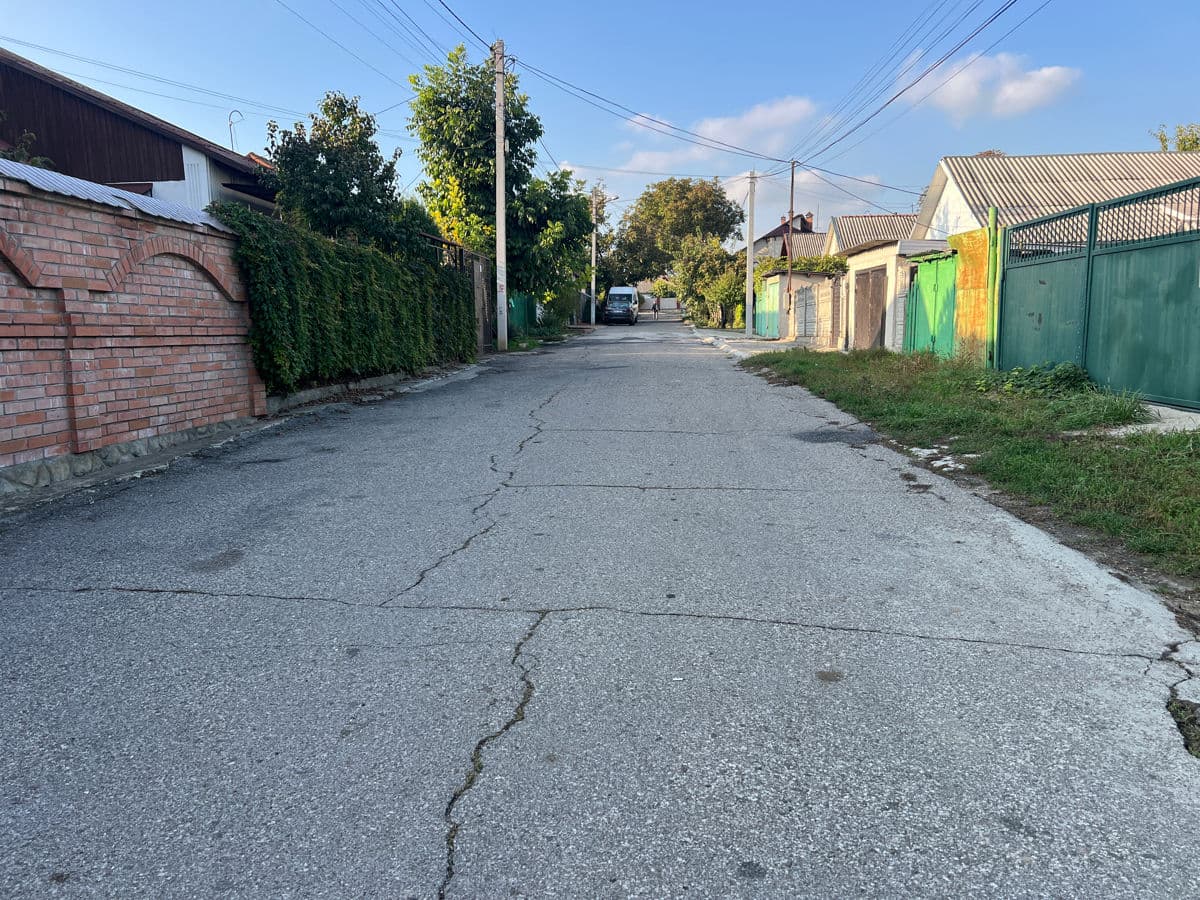 7 ari, Teren pentru construcții