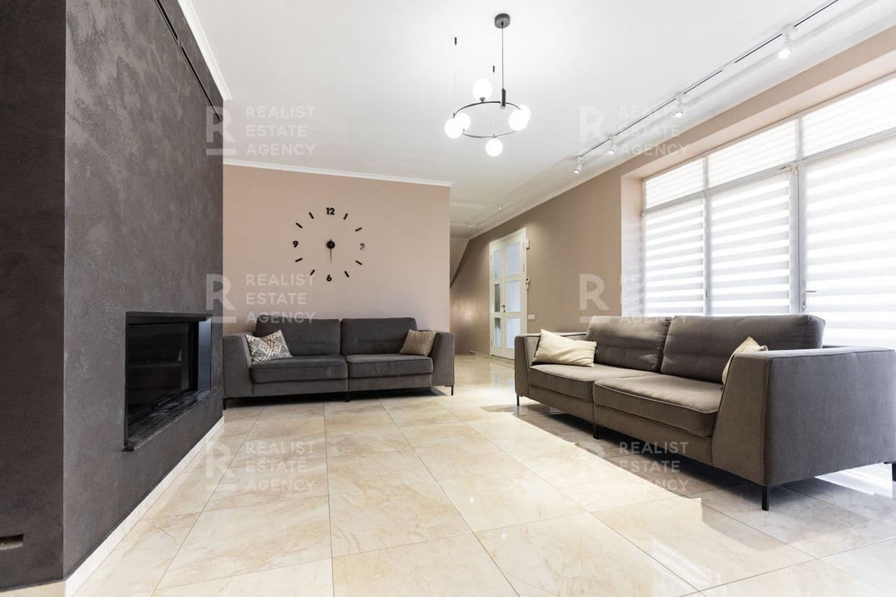 Casă 450 m² pe teren 5 ari