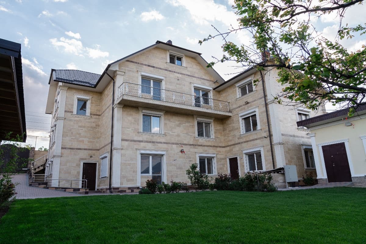 Casă 450 m² pe teren 10 ari
