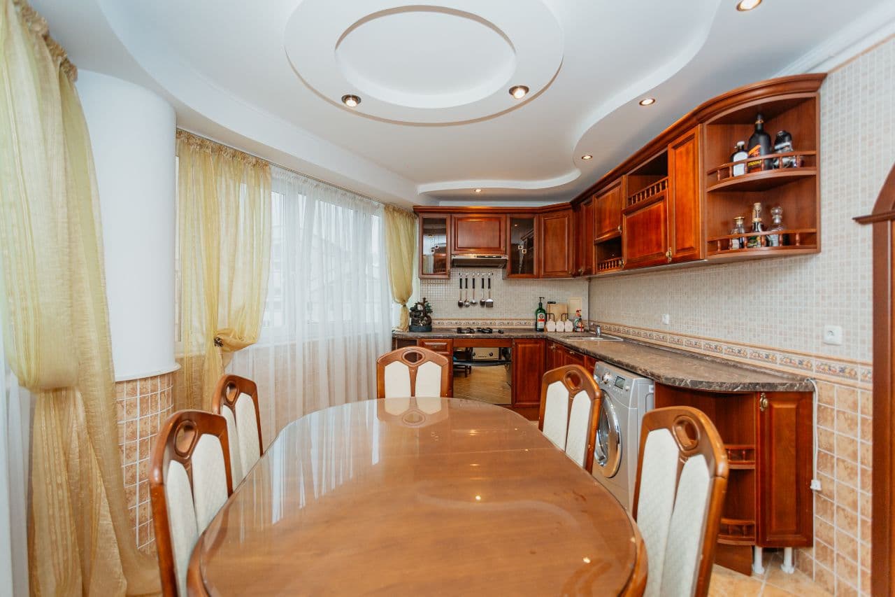 Apartament cu 3 camere, 97 m², 5 etaj