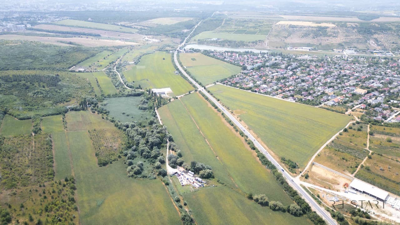 22 ari, Teren pentru construcții
