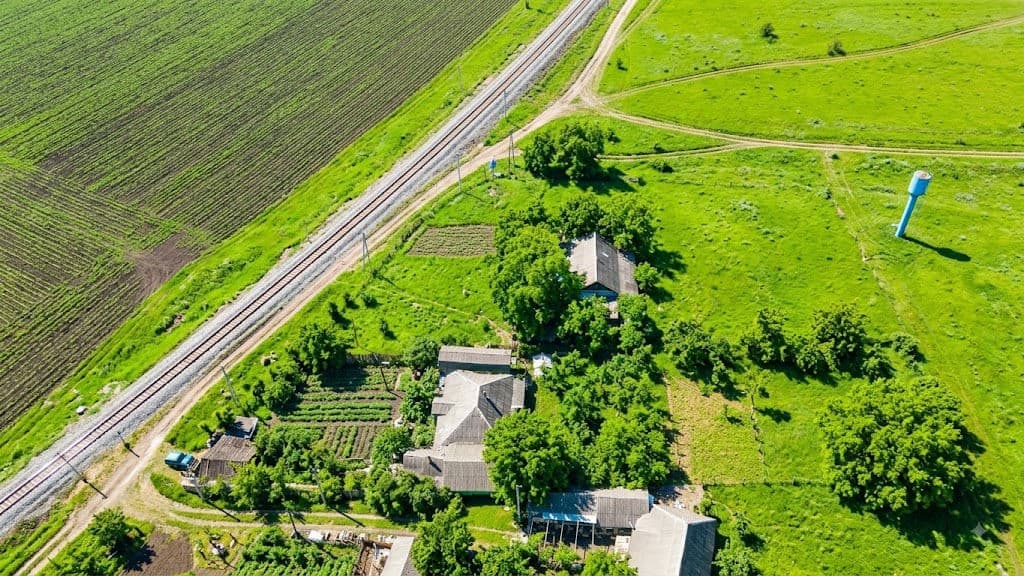 28 ari, Teren pentru construcții