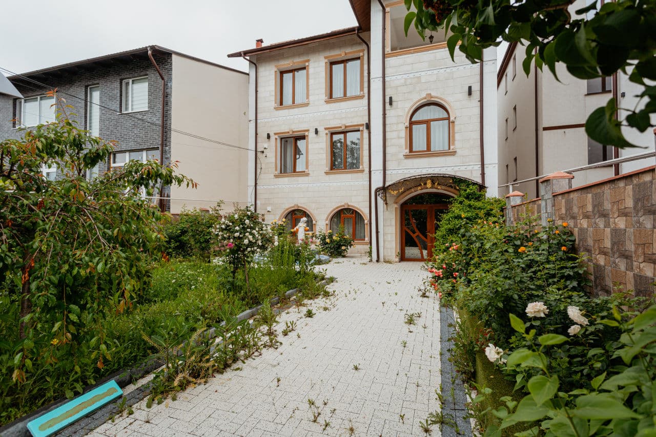 Casă 350 m² pe teren 6 ari
