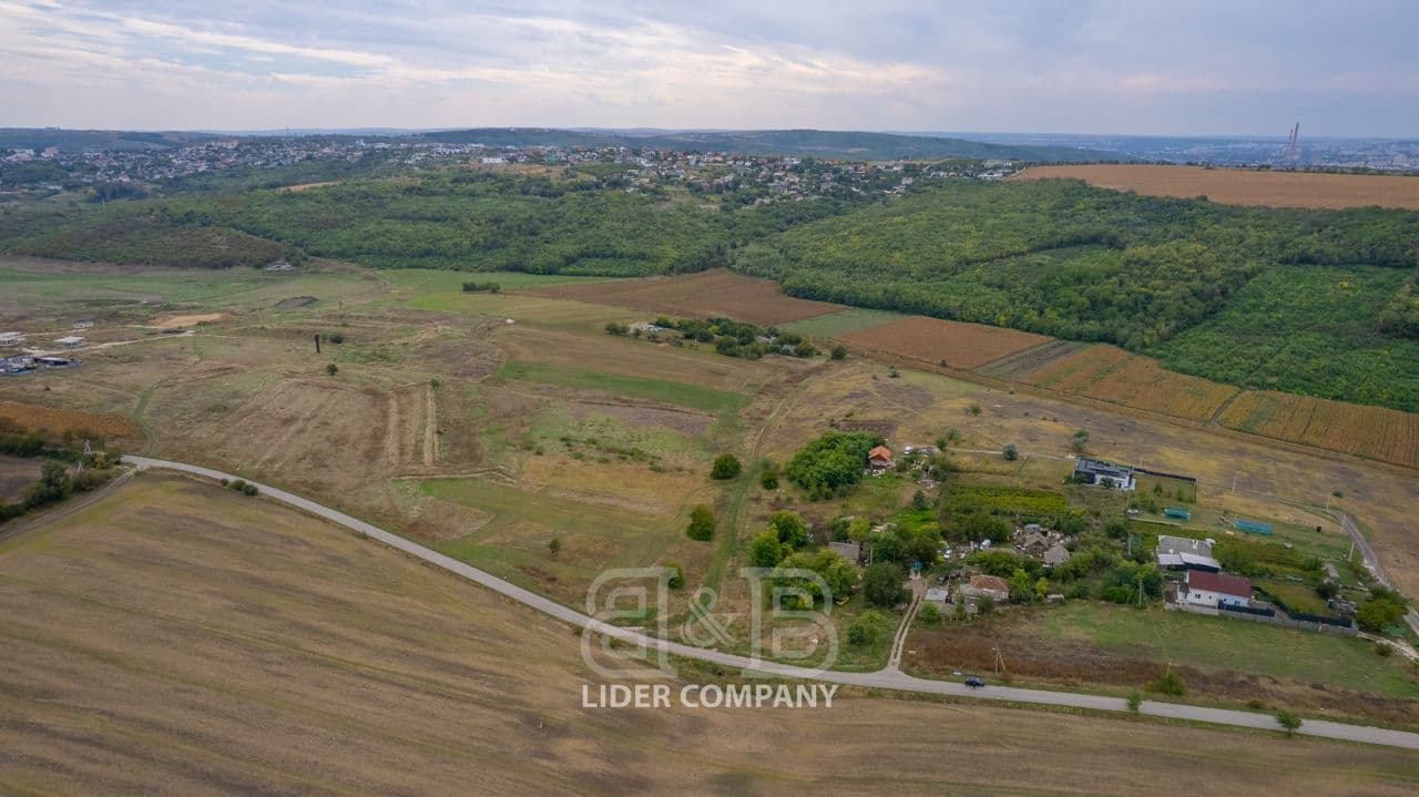 11 ari, Teren pentru construcții