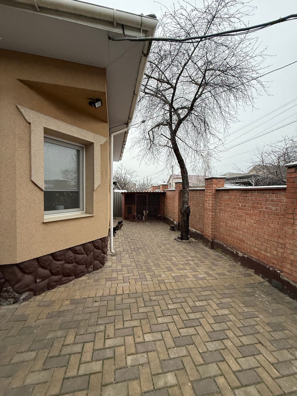 Продам 2-х этажный просторный дом в хорошем районе.