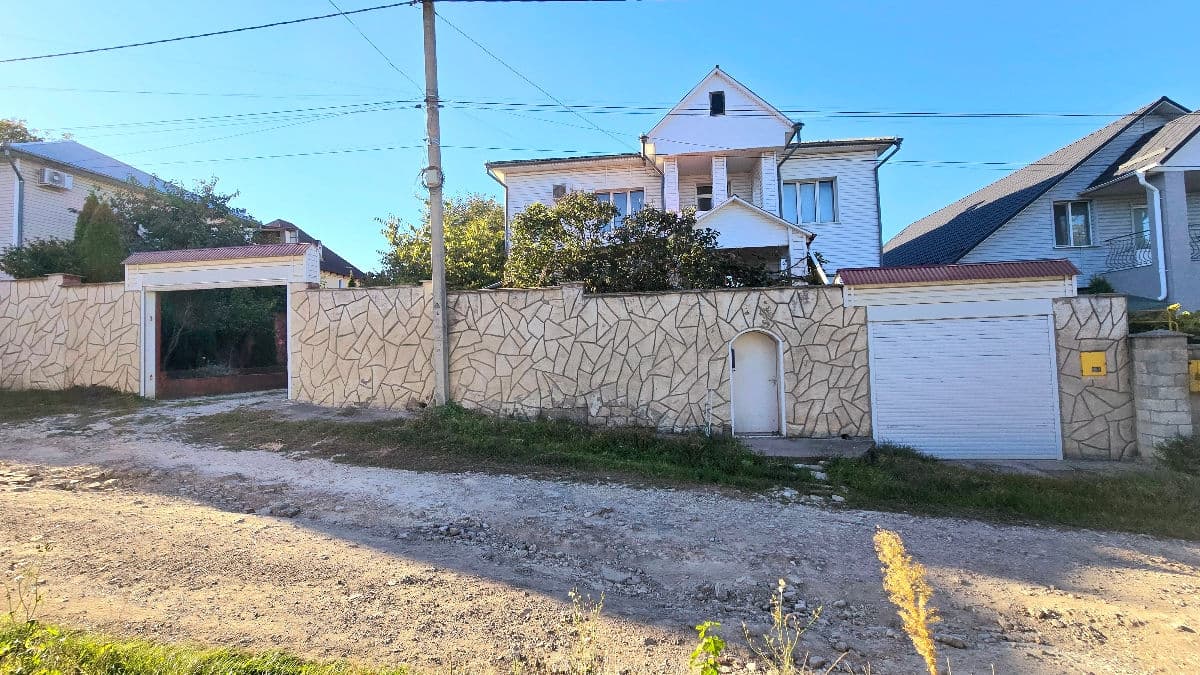 Casă 250 m² pe teren 8 ari