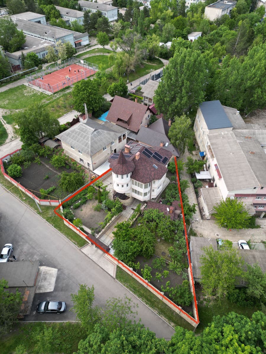 Casă 580 m² pe teren 10 ari