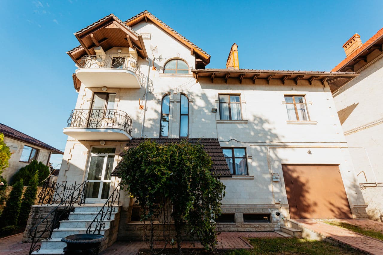 Casă 480 m² pe teren 5 ari