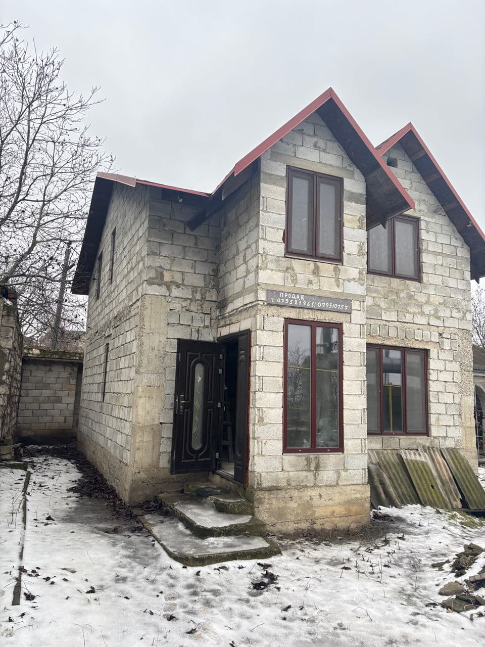 Casă de vânzare – 4 camere, 90 m², 2 nivele, toate comunicațiile conectate
