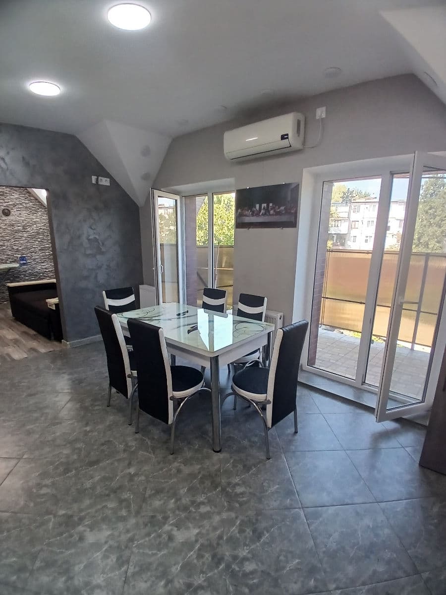 Apartament cu 5 camere sau mai multe, 150 m², 3 etaj