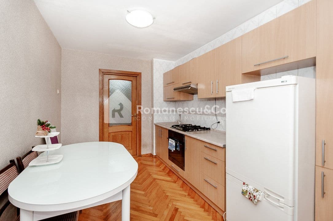 Apartament cu 3 camere, 90 m², 1 etaj