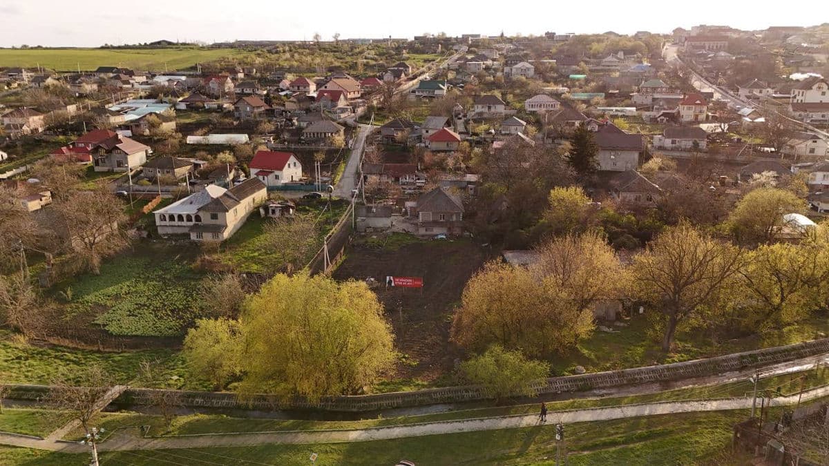 14 ari, Teren pentru construcții