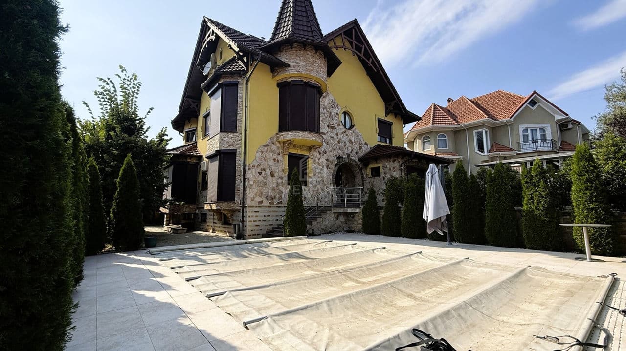 Casă 500 m² pe teren 6 ari