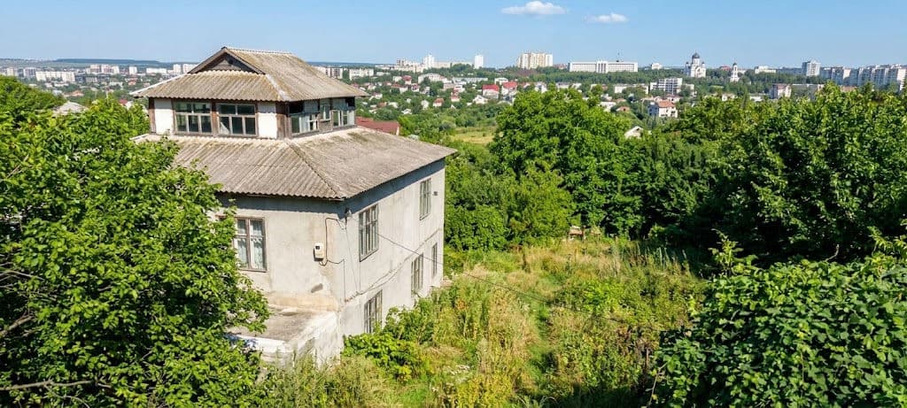 10 ari, Teren pentru construcții