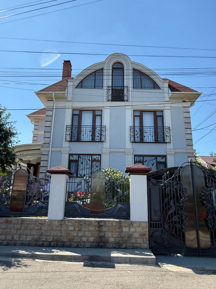 Casă 450 m² pe teren 10 ari