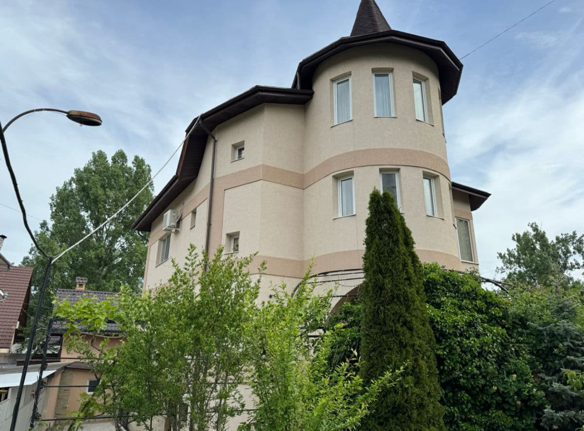Casă 580 m² pe teren 10 ari
