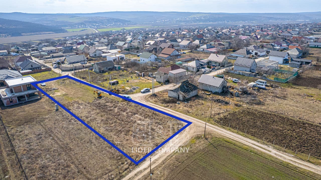 6 ari, Teren pentru construcții