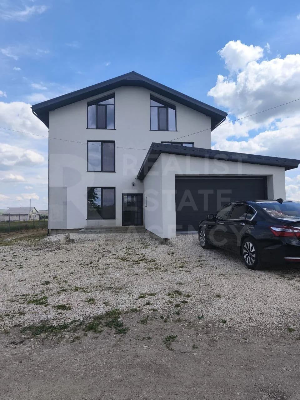 Casă 300 m² pe teren 10 ari
