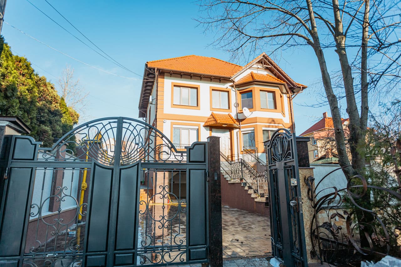 Casă 290 m² pe teren 8 ari