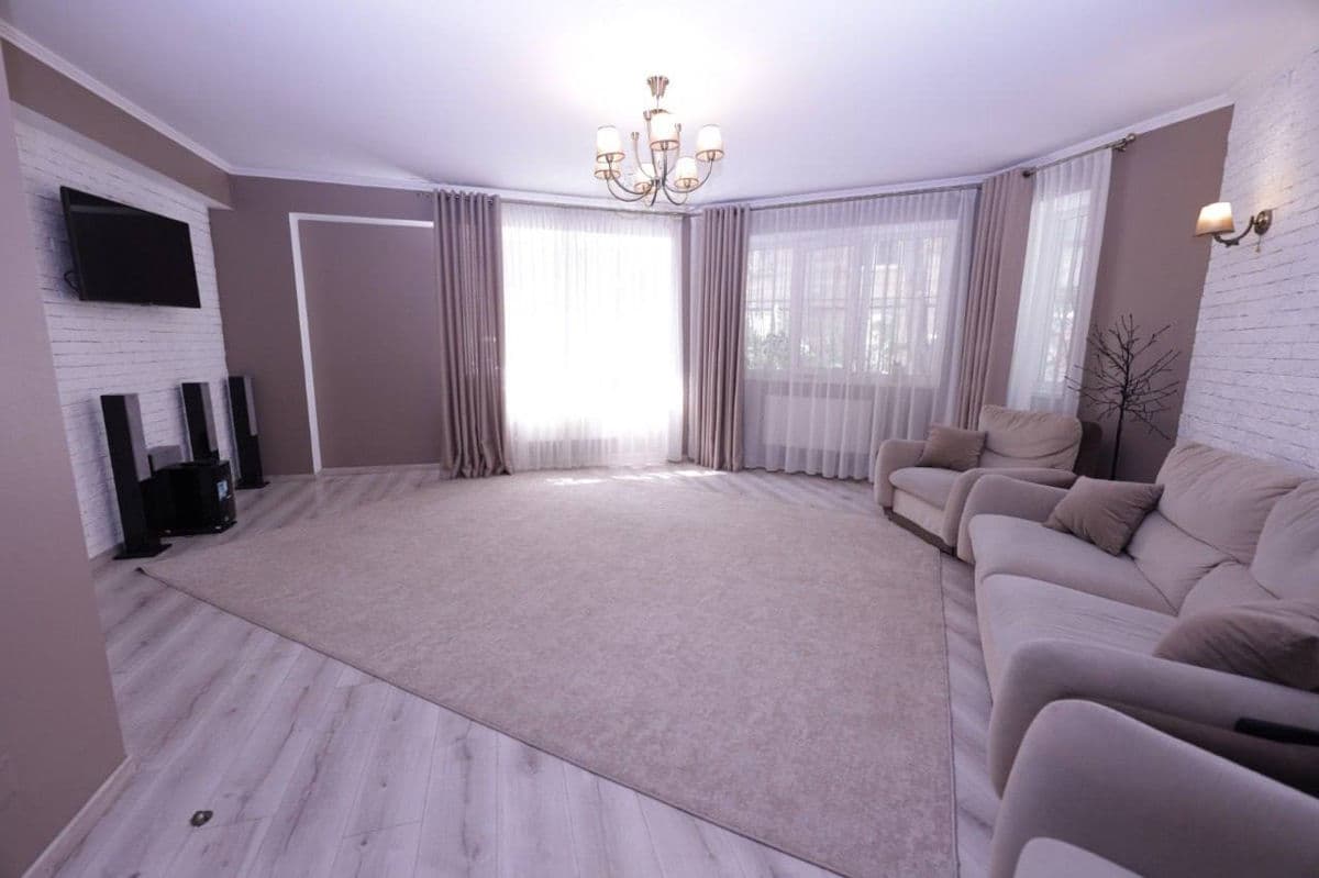 Apartament cu 3 camere, 117 m², 1 etaj