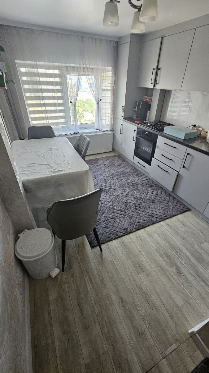 Apartament cu 3 camere, 90 m², 2 etaj