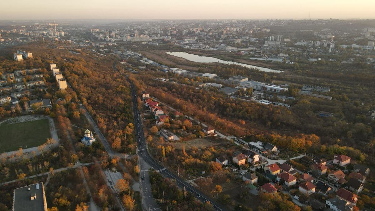 5 ari, Teren pentru construcții